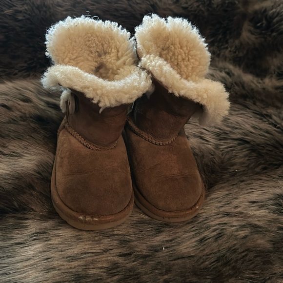 UGG Chestnut Boots Bailey Buttons Girls 9 - Picture 1 of 7